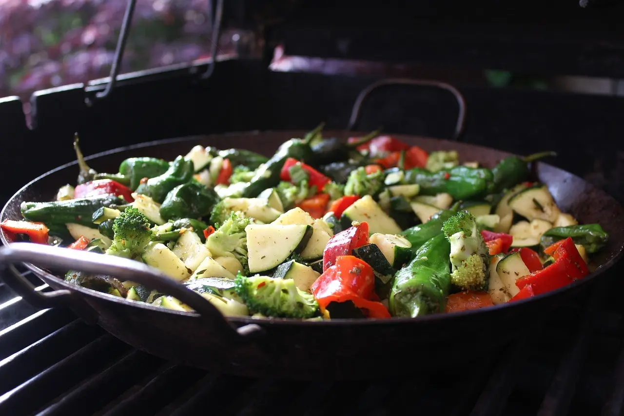 Stegte grøntsager med broccoli, peberfrugt og zucchini på en pande