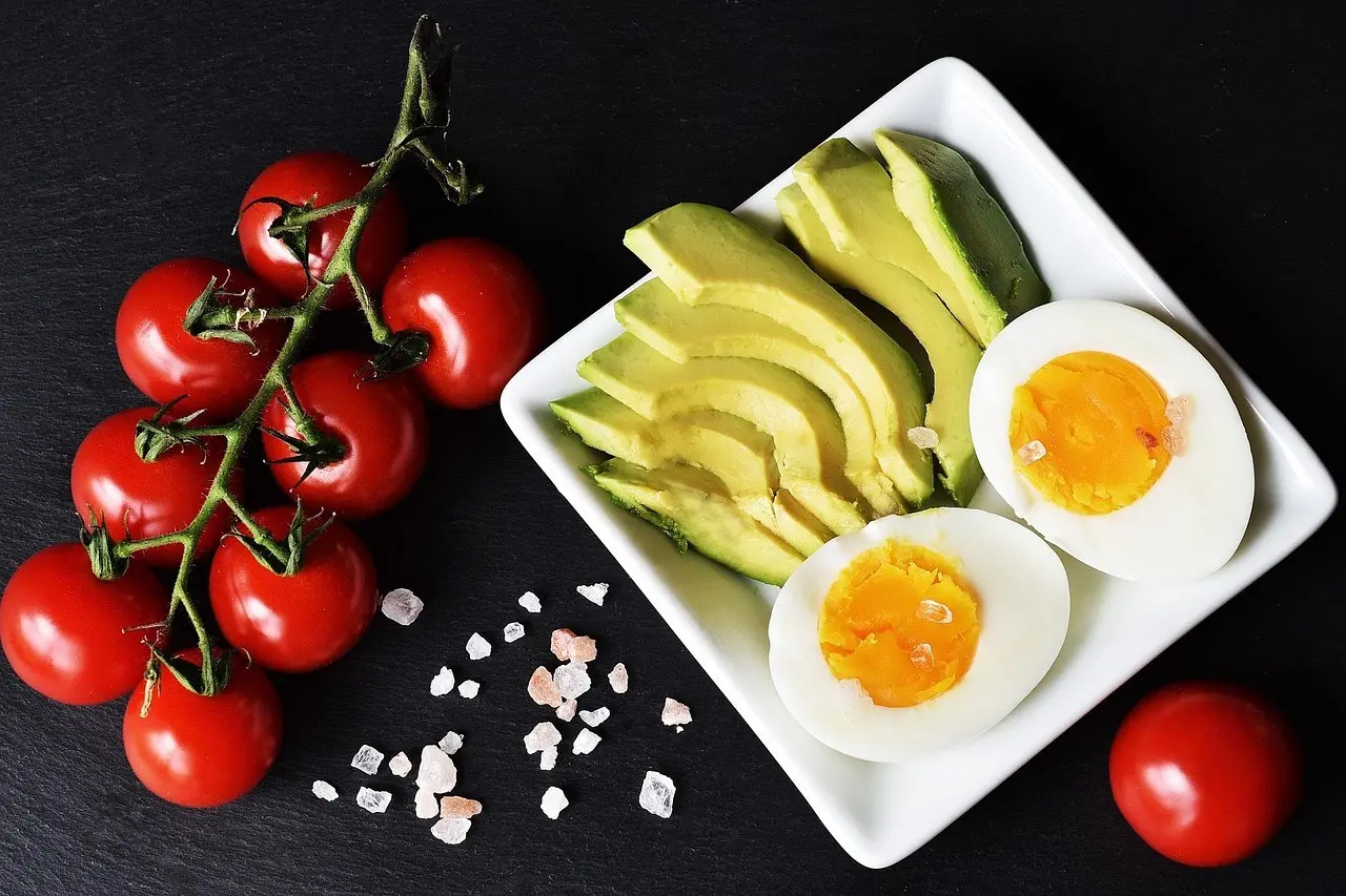Halve avocadoer, kogte æg og friske cherrytomater